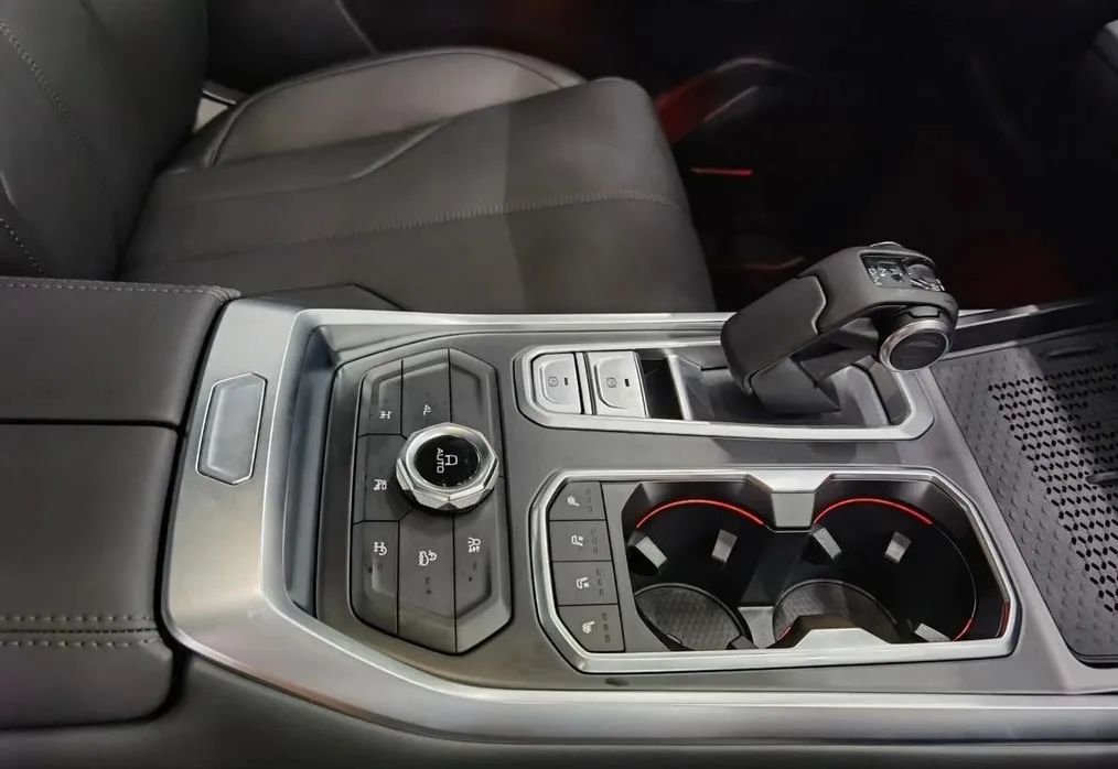 长安版坦克400来了，316kW、四驱、坦克掉头，30万左右起