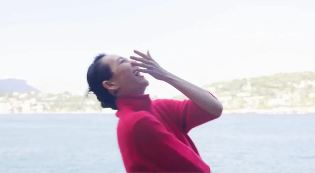 章子怡要给醒醒烫卷发,她的高抬腿做的真漂亮,她笑的很大声!