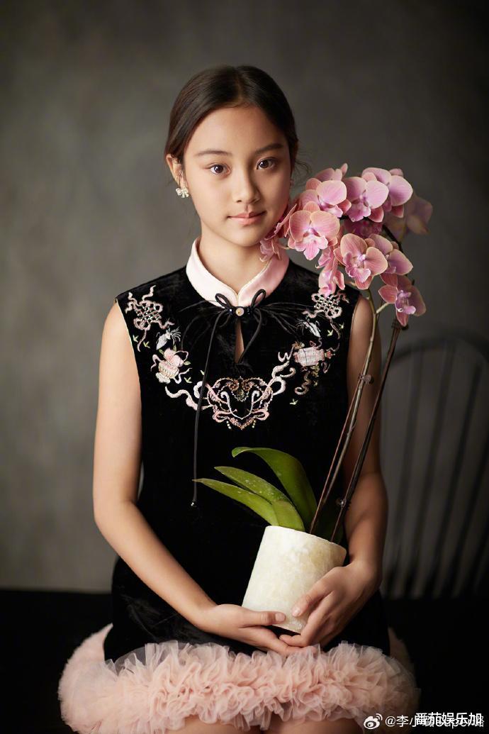 甜馨12岁生日母女写真柔美认不出,太像贾乃亮,李小璐晒照庆生