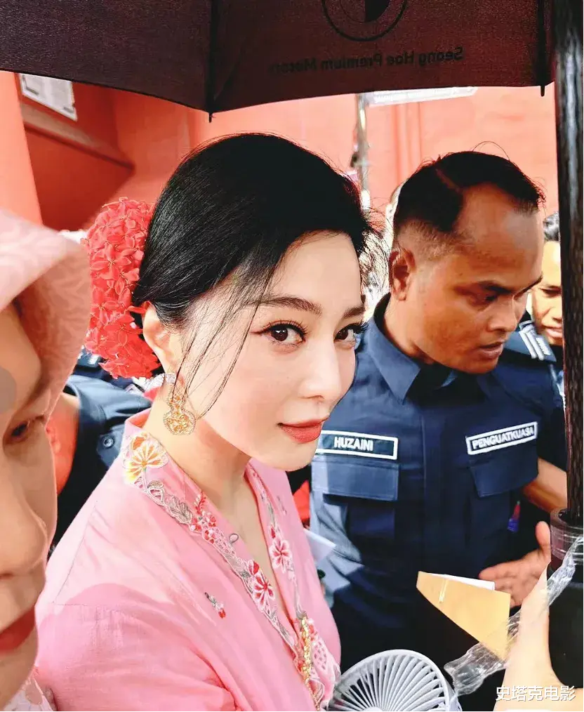 国外偶遇43岁范冰冰,在人群中「美得有壁」,但现状看着有点心酸