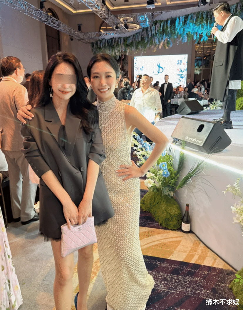 萧敬腾婚礼内场：51岁新娘生图太年轻，女宾客和新郎合影惹争议！