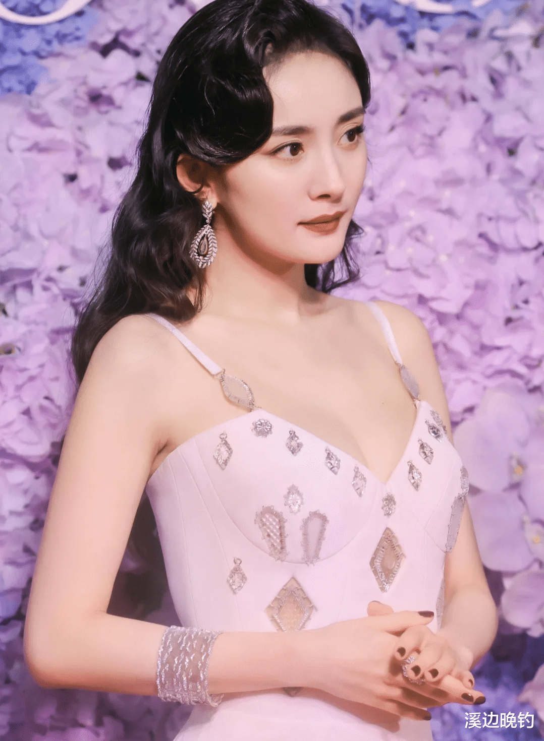 杨幂身材有多好?注意看她系安全带的位置,引爆网友热议!