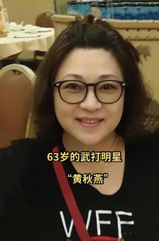 李连杰晒妻子照片，61岁利智衰老如奶奶，而62岁黄秋燕美艳动人！