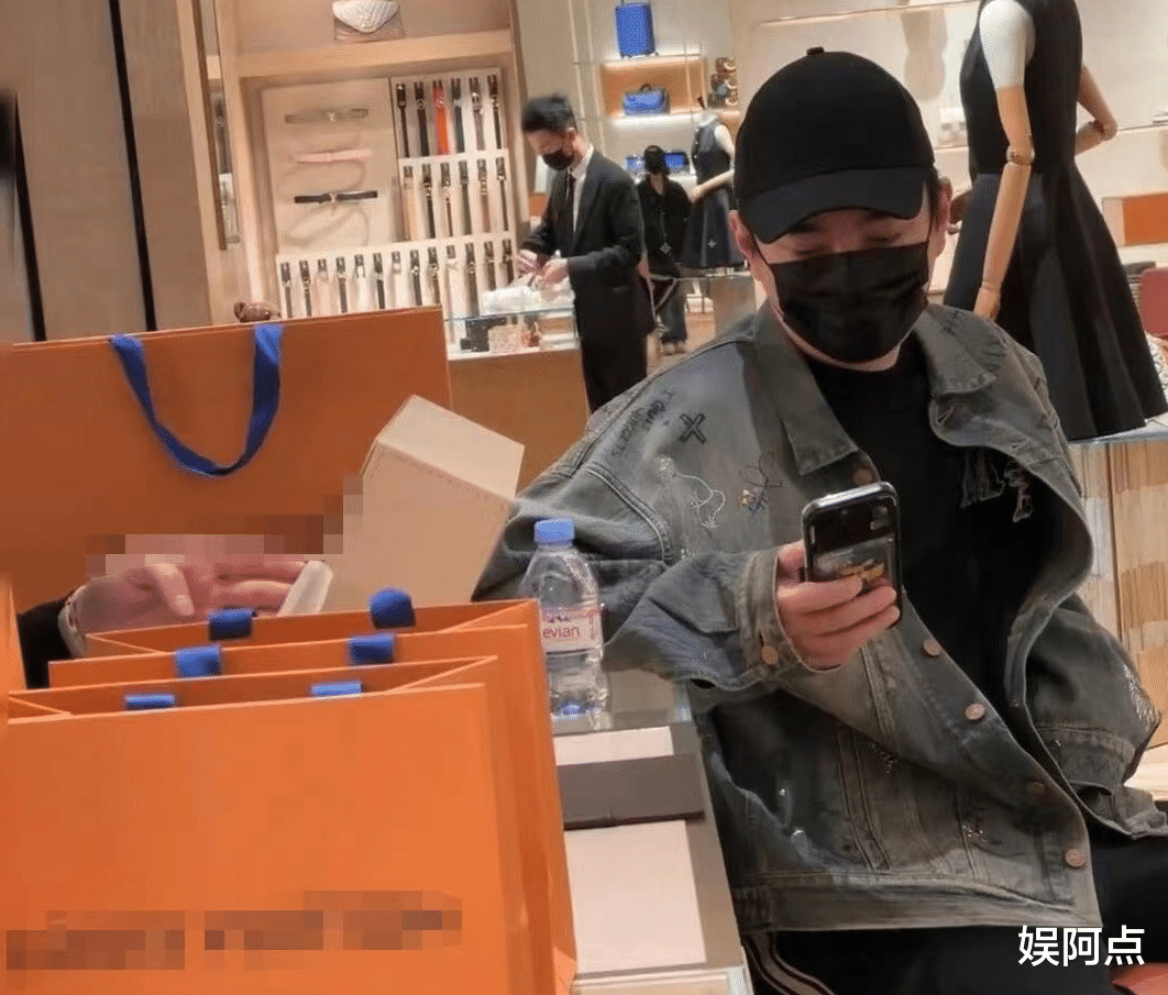 好家伙！王思聪带女伴购物豪气买单，女方身份被曝光！小羽恐失宠