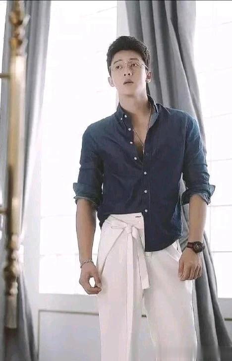 侯雯元的身上自带一种被自己迷得神魂颠倒的气质，演技精湛！