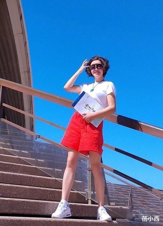 73岁刘晓庆扎起高马尾减龄10岁，穿T恤+喇叭裤，完全没有大妈味