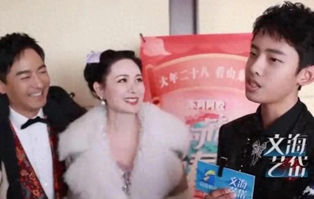 郭晓东一家上山东春晚，程莉莎郭晓东看儿子满眼是光，一脸骄傲！