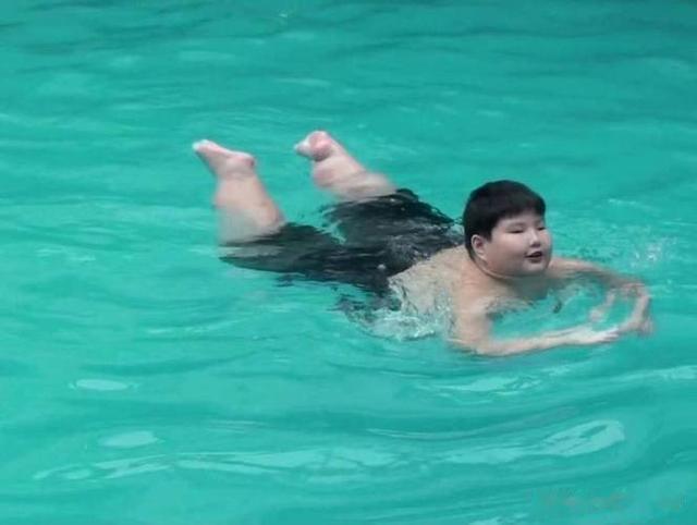 江西14岁男孩体重300斤，一顿饭吃18包泡面，去世前哭着说想减肥