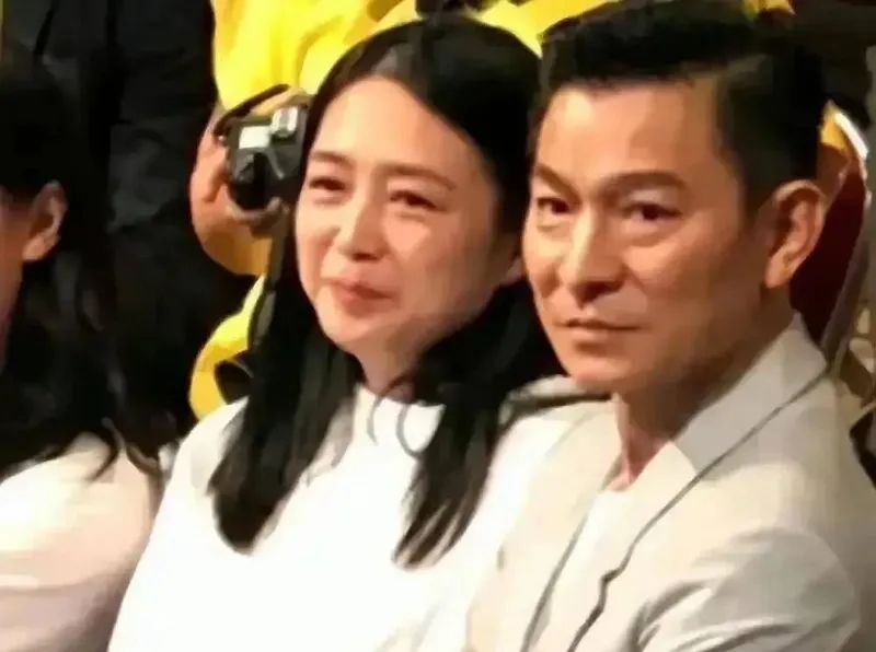 刘德华演唱会意外一幕:58岁朱丽倩罕现身,相守36年背后藏着这份感动