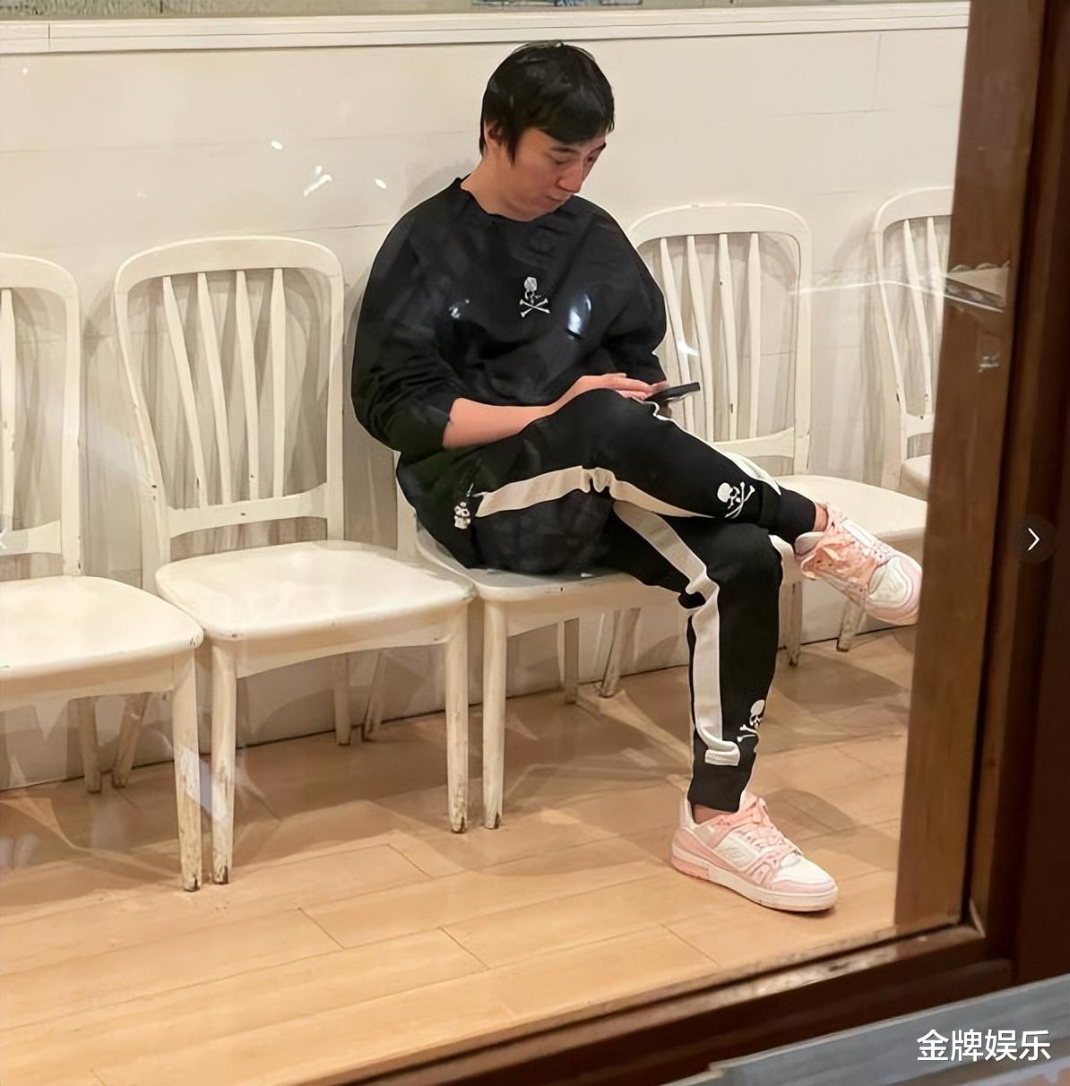 王思聪现身日本顶级童装店!还买了不少女童服装