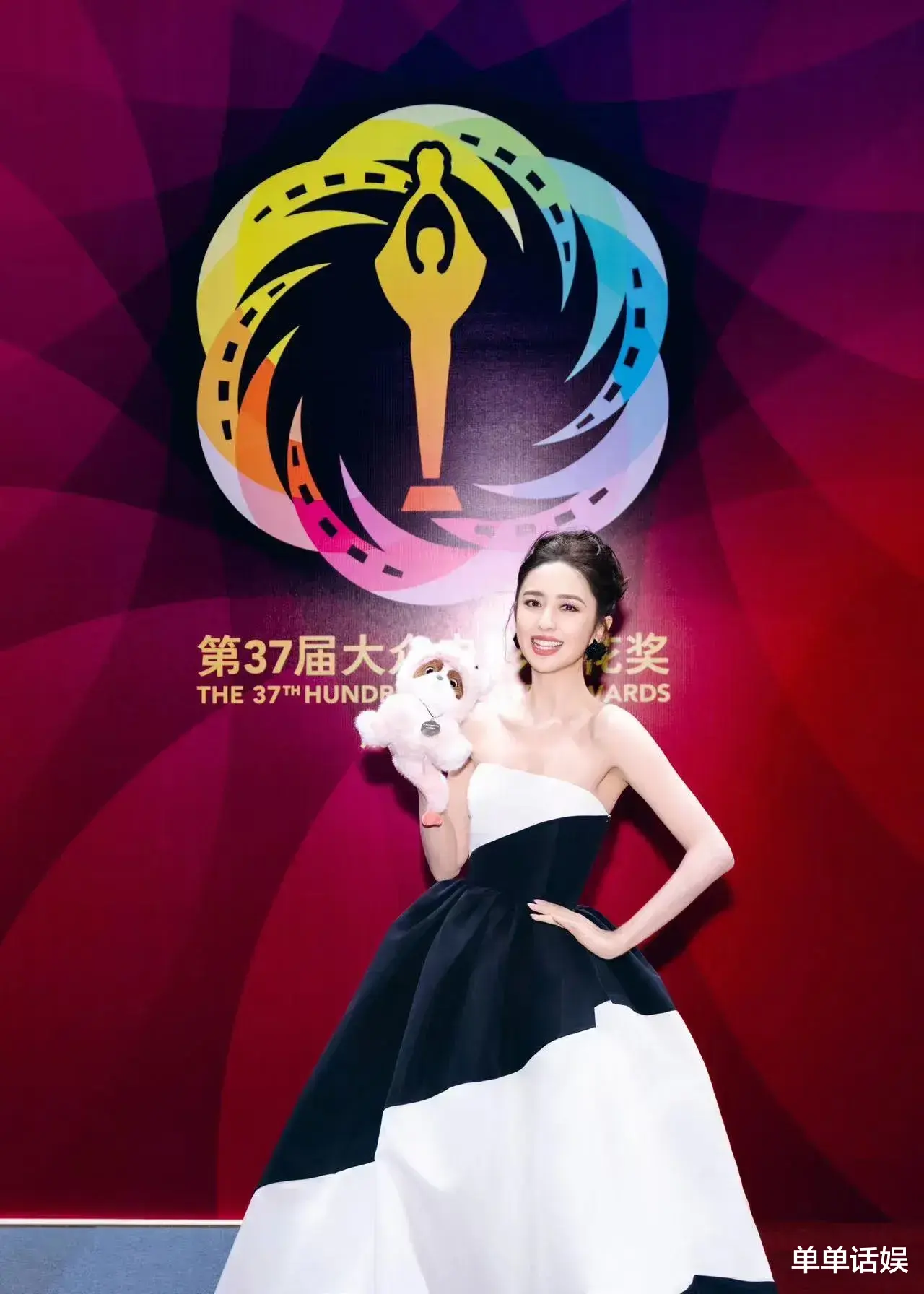 佟丽娅亮相第37届大众电影百花奖,一袭黑白抹胸礼服,从容自信