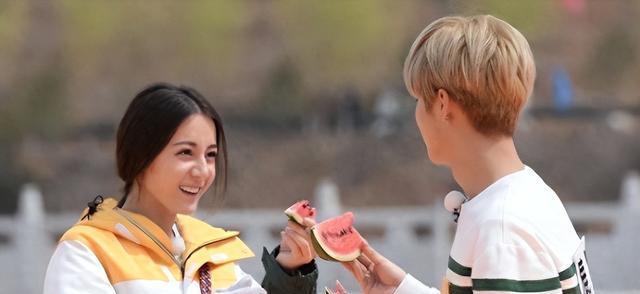 娱乐圈爆大瓜！迪丽热巴国外产子被闪拍，生父疑似暴露，跌落神坛