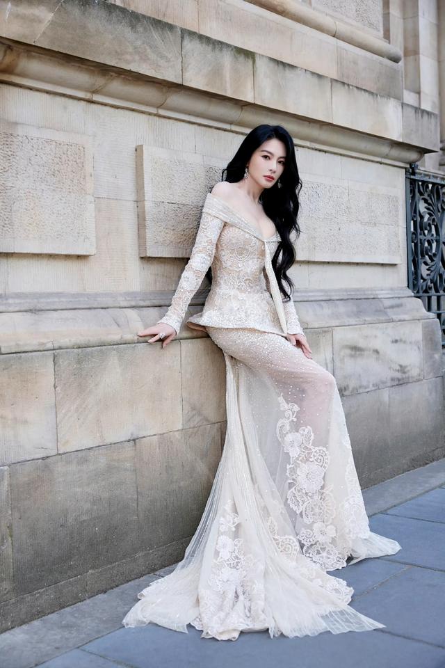 张雨绮，外拍写真，还是很大