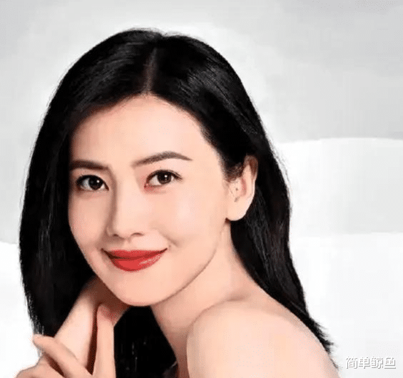 高圆圆和好友喝下午茶被偶遇,看到网友拍照 热情打招呼 笑容明媚