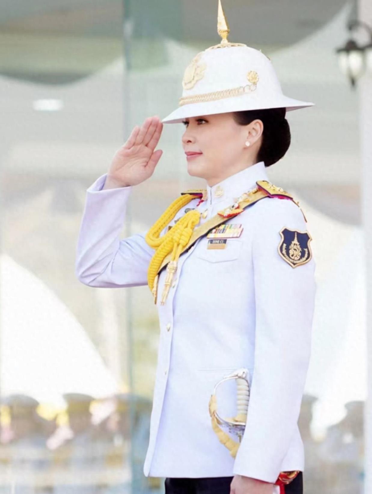 苏提达白色军装飒翻全场,独自亮相“无跟班”,佩剑象征王后权威