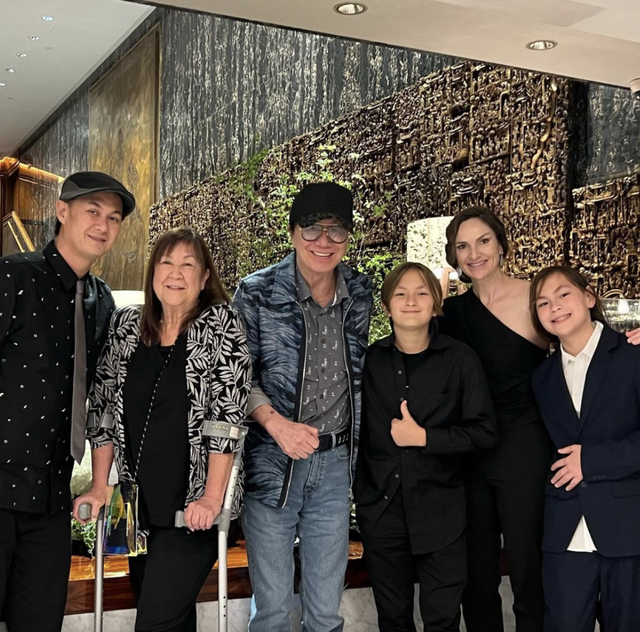 许冠杰庆祝76岁生日,三代同堂外出吃饭,混血双胞胎孙子长发披肩