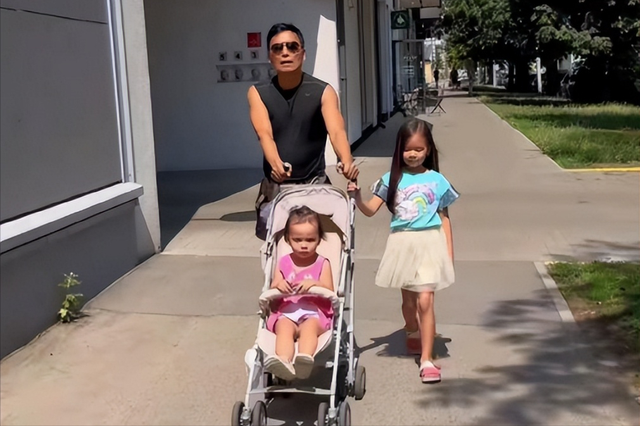 67岁相声大家移居海外，洋妻小他30岁生一屋混血女儿，现过得如何