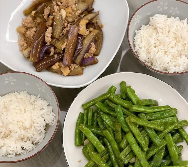 女子晒离婚后和闺女的伙食，引起热议，网友：没有对比就没有伤害