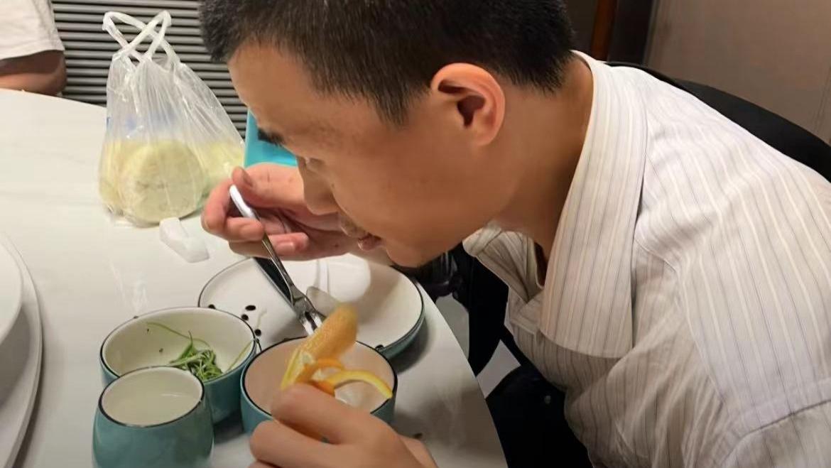 北大“韦神”与堂姐聚餐，吃饭样子引争议，网友的催婚把堂姐逗笑