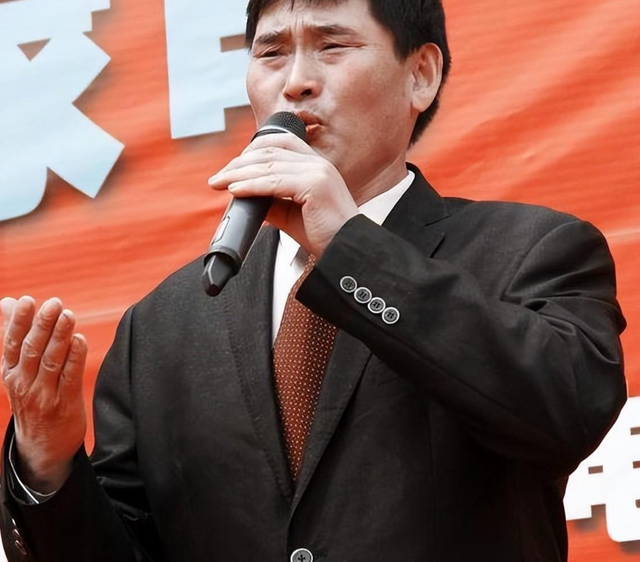 大衣哥心中最大的痛:被村民欺负不算啥,200斤的女儿形同废人