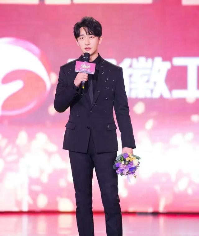 来看看黄轩颜值巅峰时期,他的身上散发艺术气息。