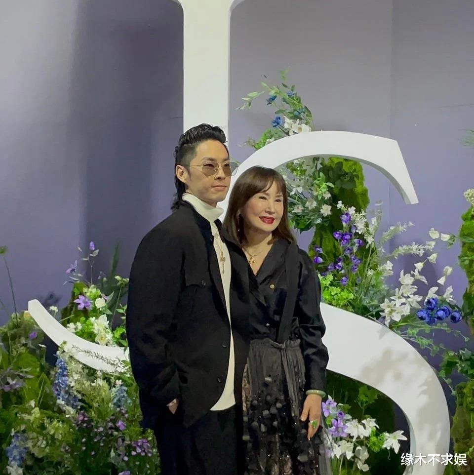 萧敬腾婚礼内场：51岁新娘生图太年轻，女宾客和新郎合影惹争议！