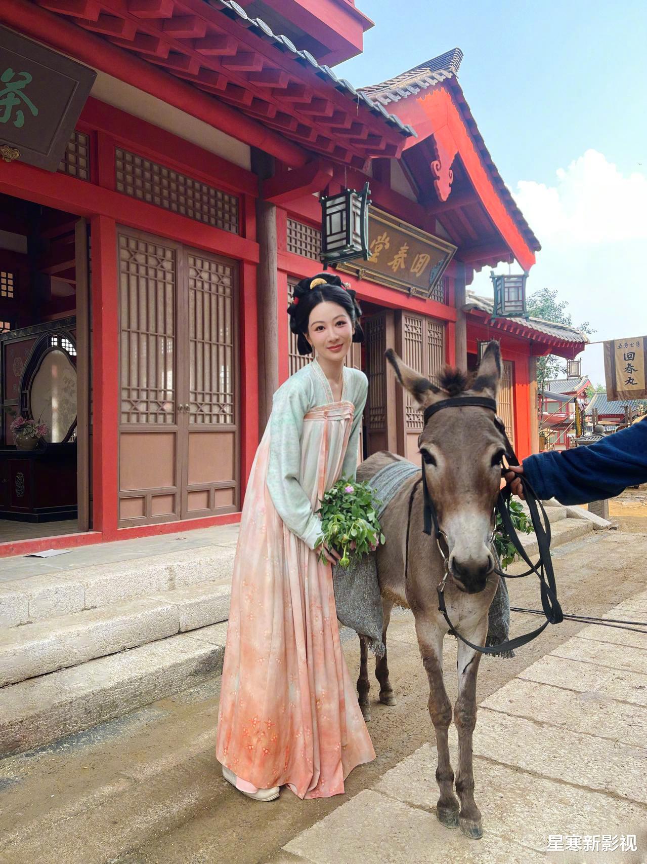 杨紫在剧组过年，白色毛衣搭配棒球帽很元气，和韩东君同框超般配