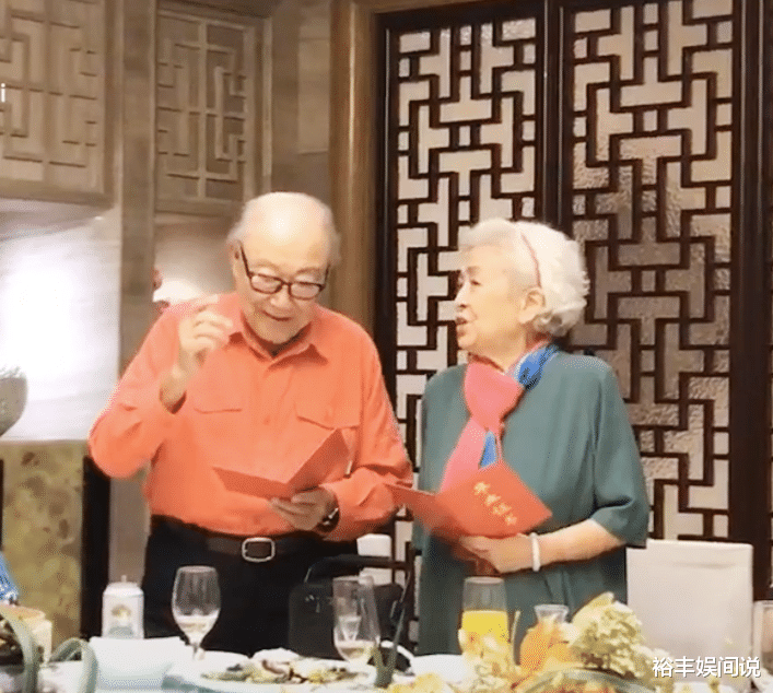 谢芳追悼会现场曝光！张勇手、六小龄童送别，遗照放在花丛中好美