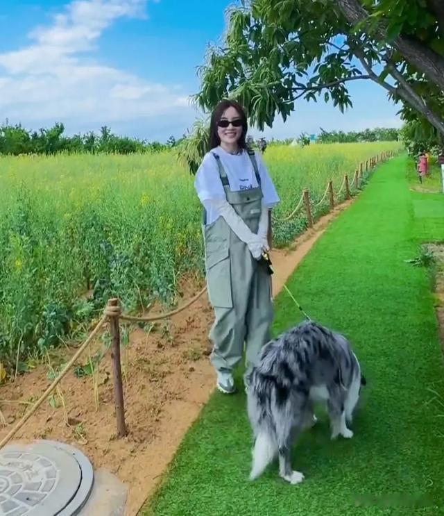 李小璐携女儿外出游玩，12岁甜馨快跟妈妈一样高了，母女俩像姐妹