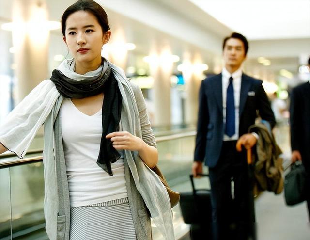 李现刘亦菲恋情疑似坐实？同游照流出，网友炸锅：这婚我不同意！