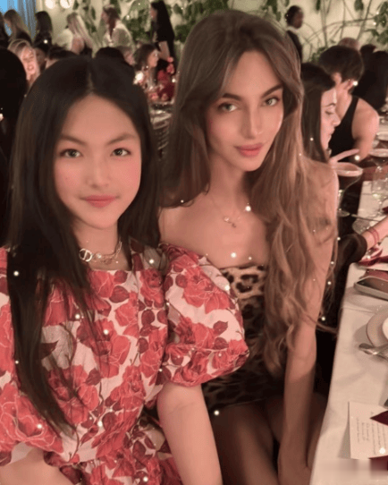 王诗龄亮相英国顶级晚宴，初恋脸美翻全场，穿千元裙尽显名媛范