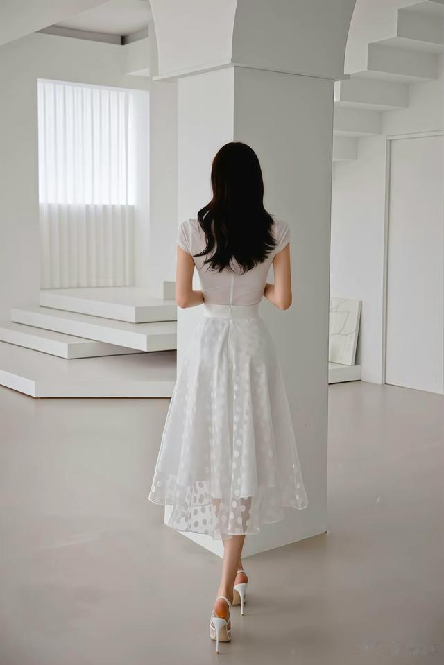 孙允珠:豆沙粉紫柳絮波点透明淑女裙