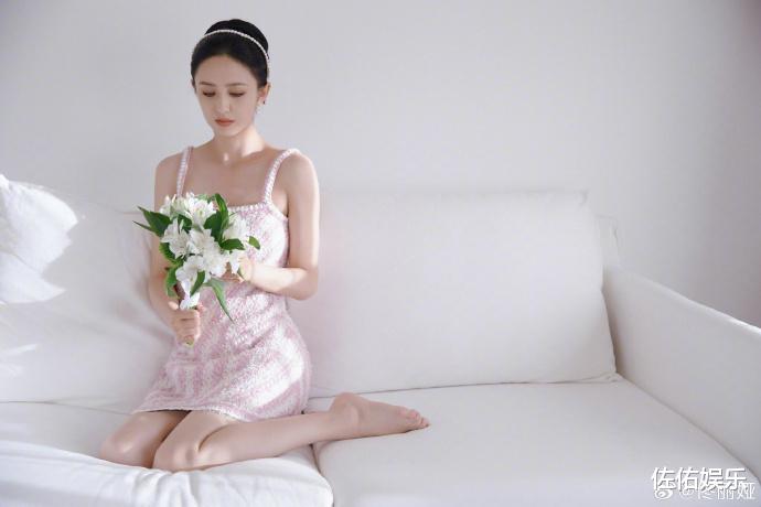 佟丽娅端午节晒美照,身姿曼妙惹人爱,醉人笑容宛如初恋