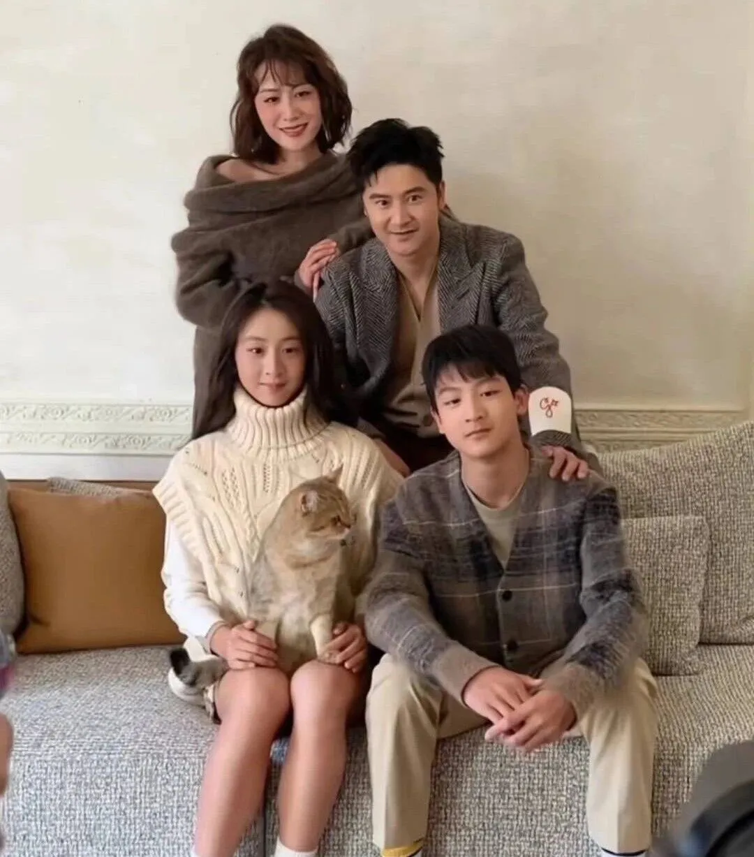 田亮晒出全家福,15岁女儿森碟大长腿瞩目,12岁儿子森碗已成帅小伙