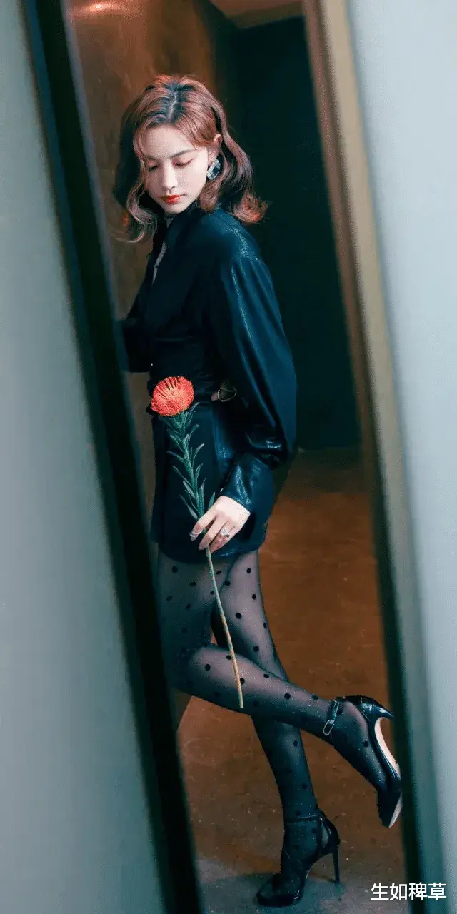 “能露则露”的她,最大程度地向大家展示着自己完美的身材!