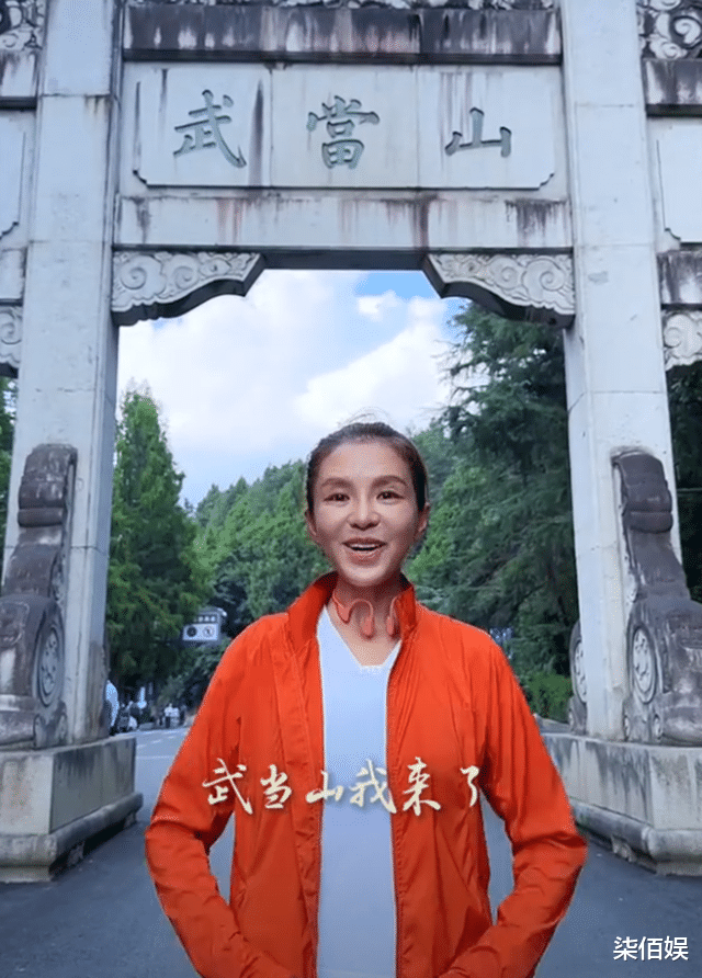 51岁朱迅花4小时爬武当山,累得手脚并用,素颜黑又瘦让人认不出