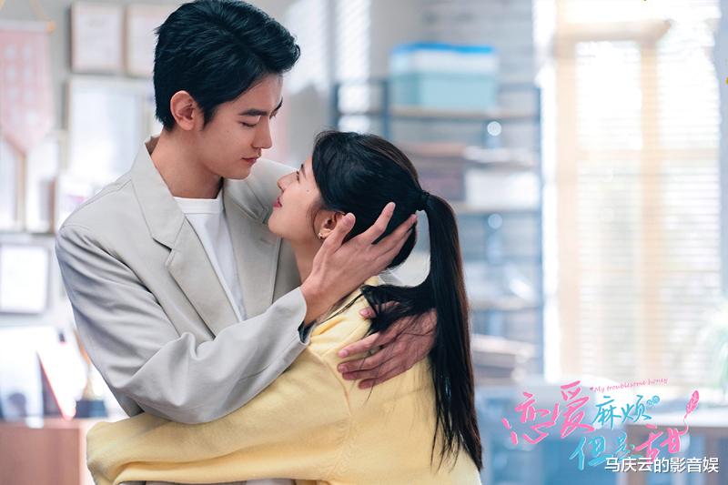 《恋爱麻烦，但是甜》首播，鹤男纪凌尘主演，职场甜宠，轻喜剧
