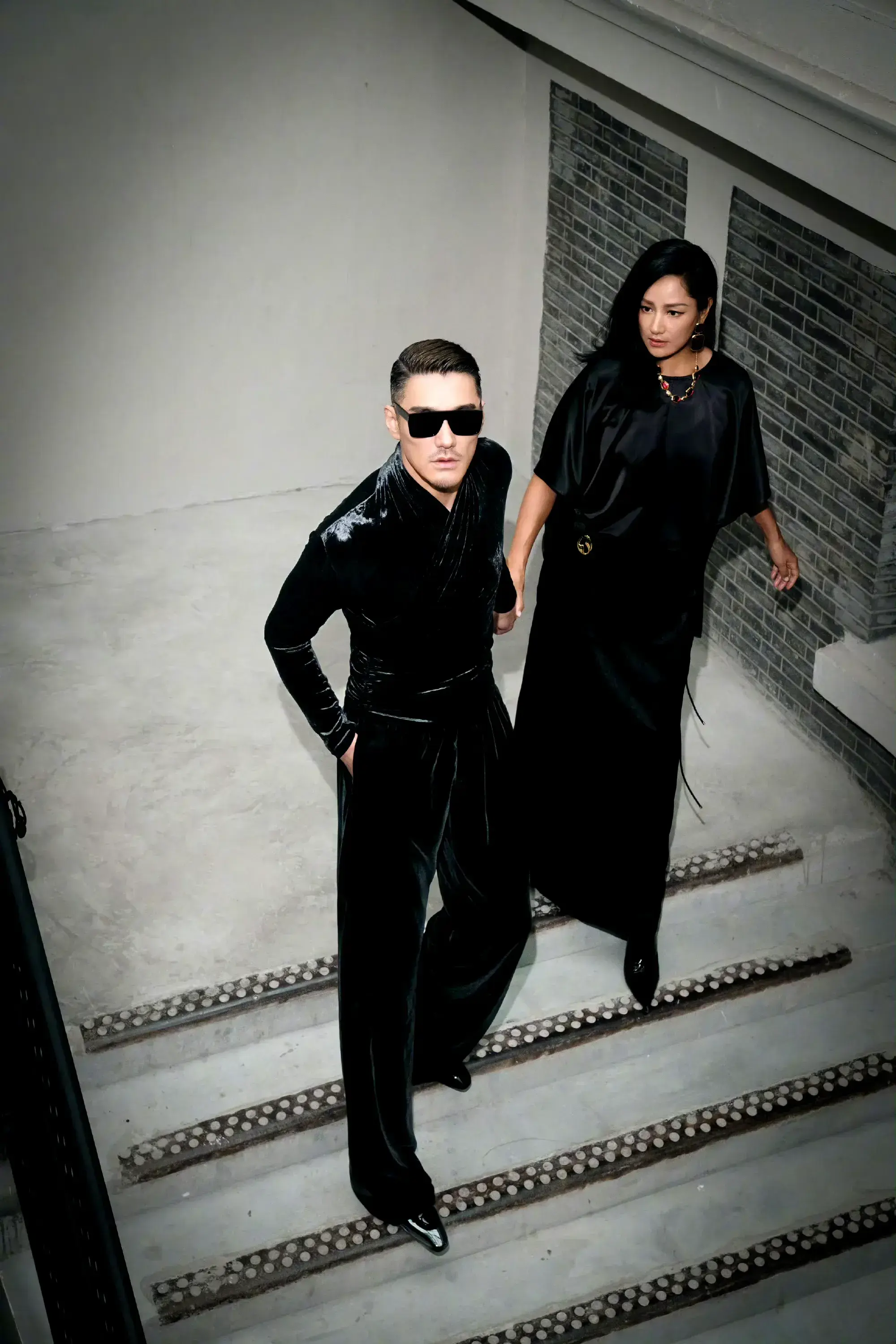 胡兵发文晒照为瞿颖庆生,与53岁瞿颖十指紧扣,余生想要一起走