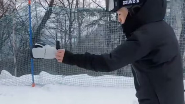 张馨予赴吉林滑雪，何教官当御用教练，不停喊：老婆，弯转大一点