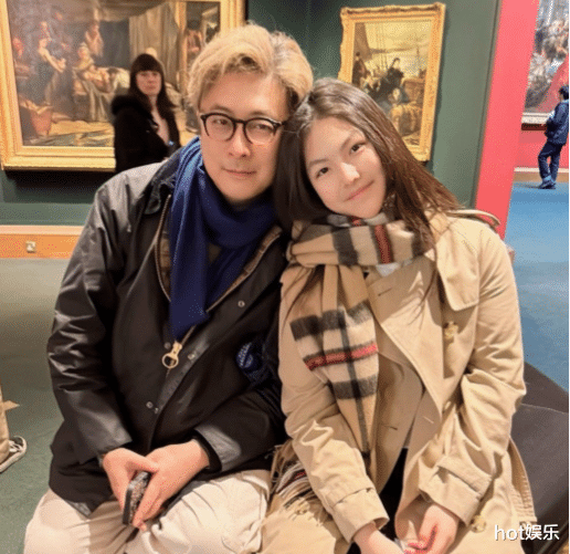 李湘一家三口英国看展,王岳伦逆生长,王诗龄一身行头超4万