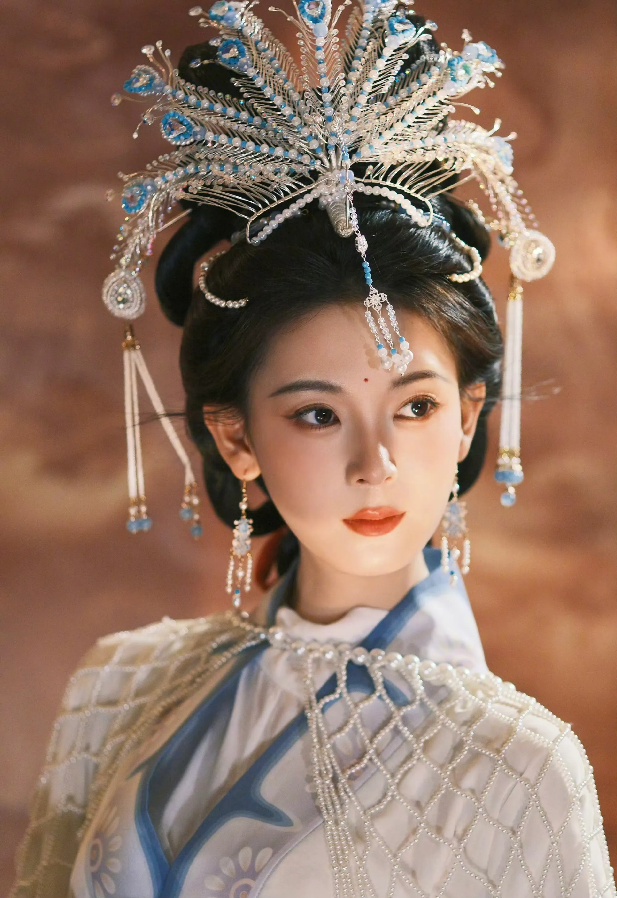 陈瑶COS月中嫦娥被赞像“女儿国国王”!眉目含情一整个国色天香