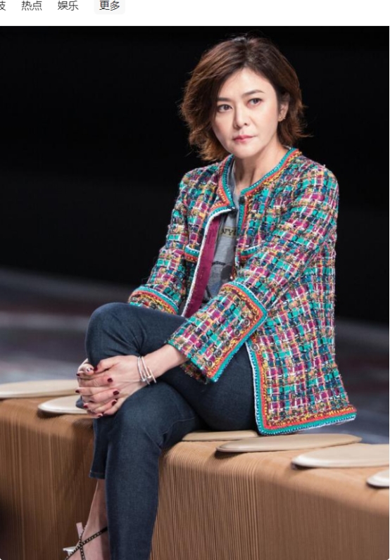 61岁的关之琳短发减龄25岁,绿外套+牛仔裤,完全没有大妈感