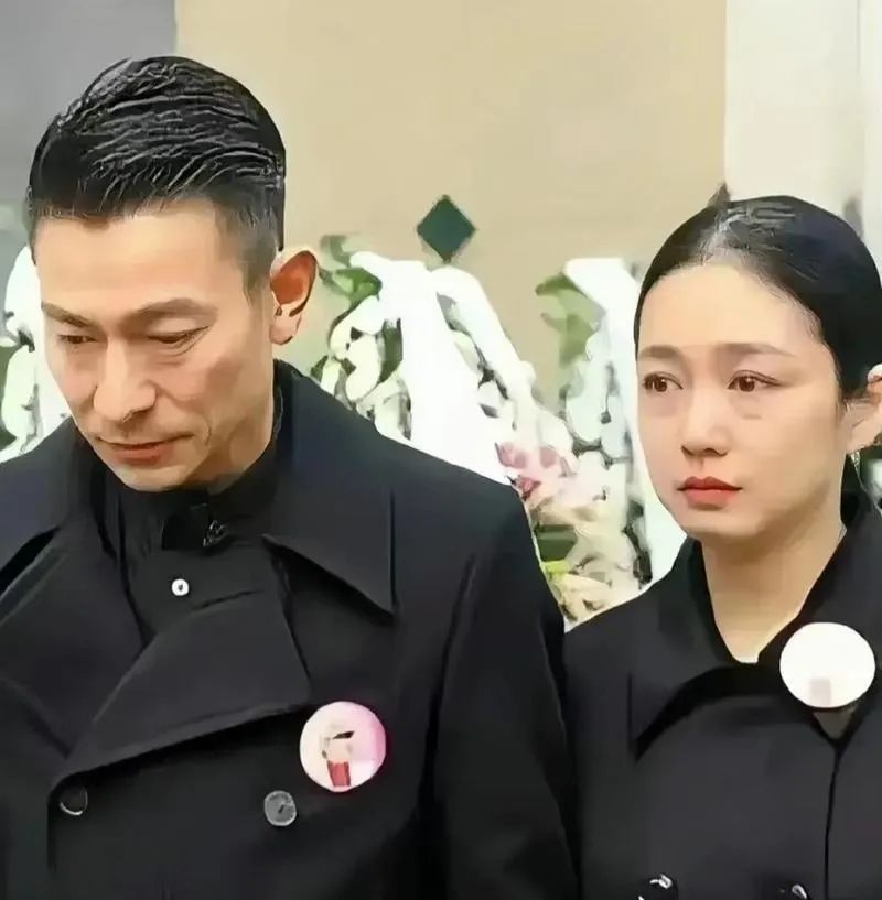 刘德华演唱会意外一幕:58岁朱丽倩罕现身,相守36年背后藏着这份感动