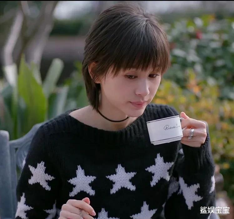 王子文脸部肿胀崎岖,下巴突出来一块,有点像“医美后遗症”