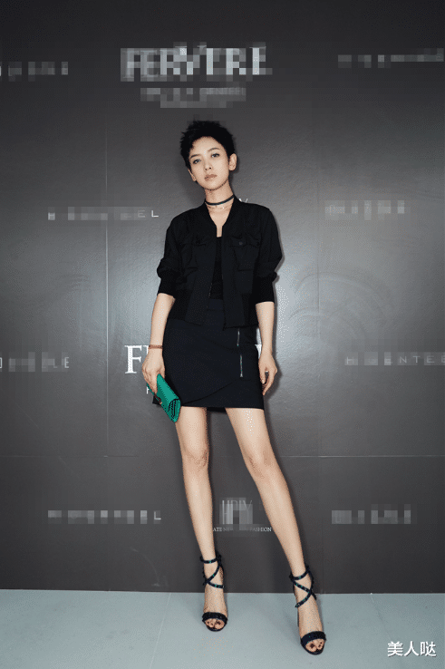 刘恺威携女友走机场，40岁李晓峰穿一身黑留“朵拉头”又甜又酷，比杨幂美太多