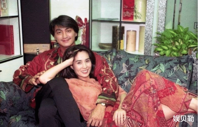 何家劲全家福曝光，妻子与两任女友颜值相差大，女儿遗传妈妈长相