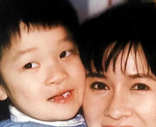 原来他就是蔡明儿子，年近四十未婚未育，是蔡明的骄傲更是心病