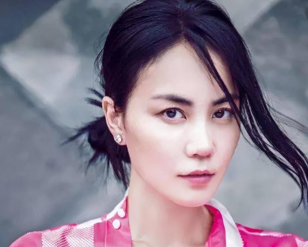 同样都是王菲的女儿，窦靖童和李嫣，她们的人生有何不同？