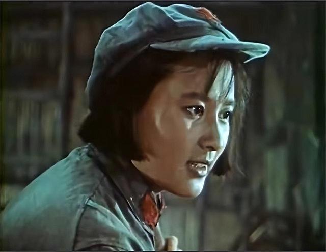 向梅：因长相洋气无戏可拍，被调到服装间做主任，40多岁才成名