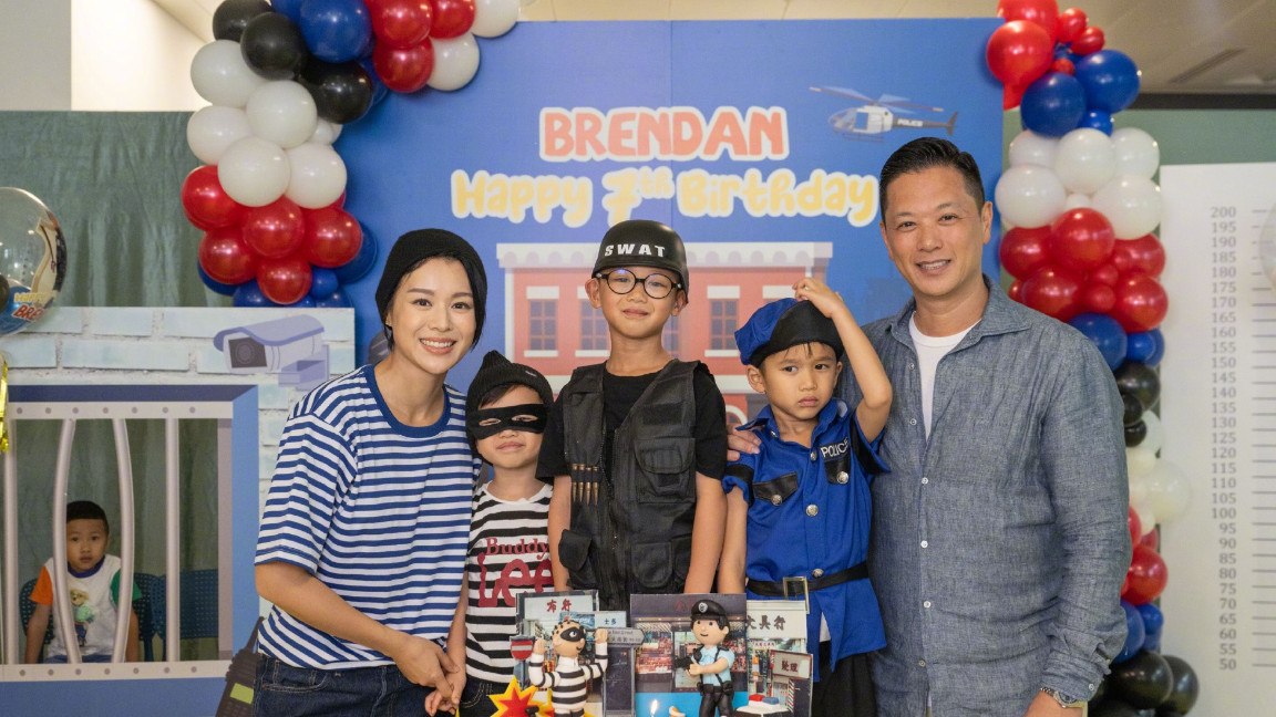 胡杏儿为子庆生，素颜状态像30多岁，51岁老公眉毛剩一半老态明显